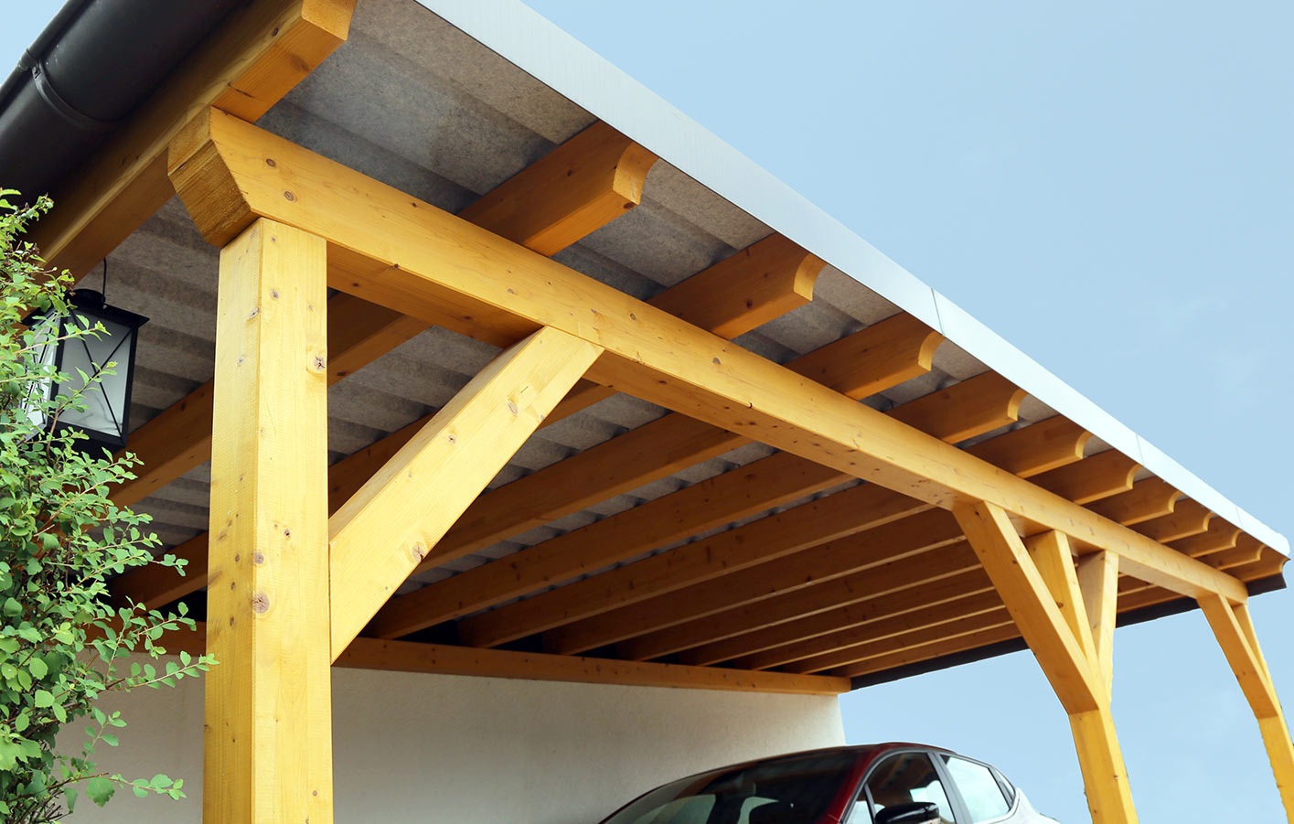 Massives Carport aus Holz mit Wellblechdach