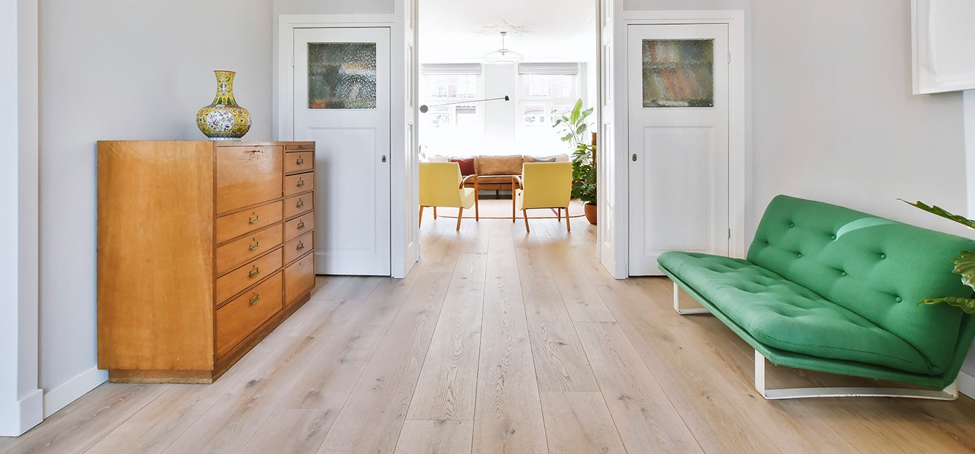 Hausflur mit einem Boden aus Landhausdielen und Möbeln im Retrodesign