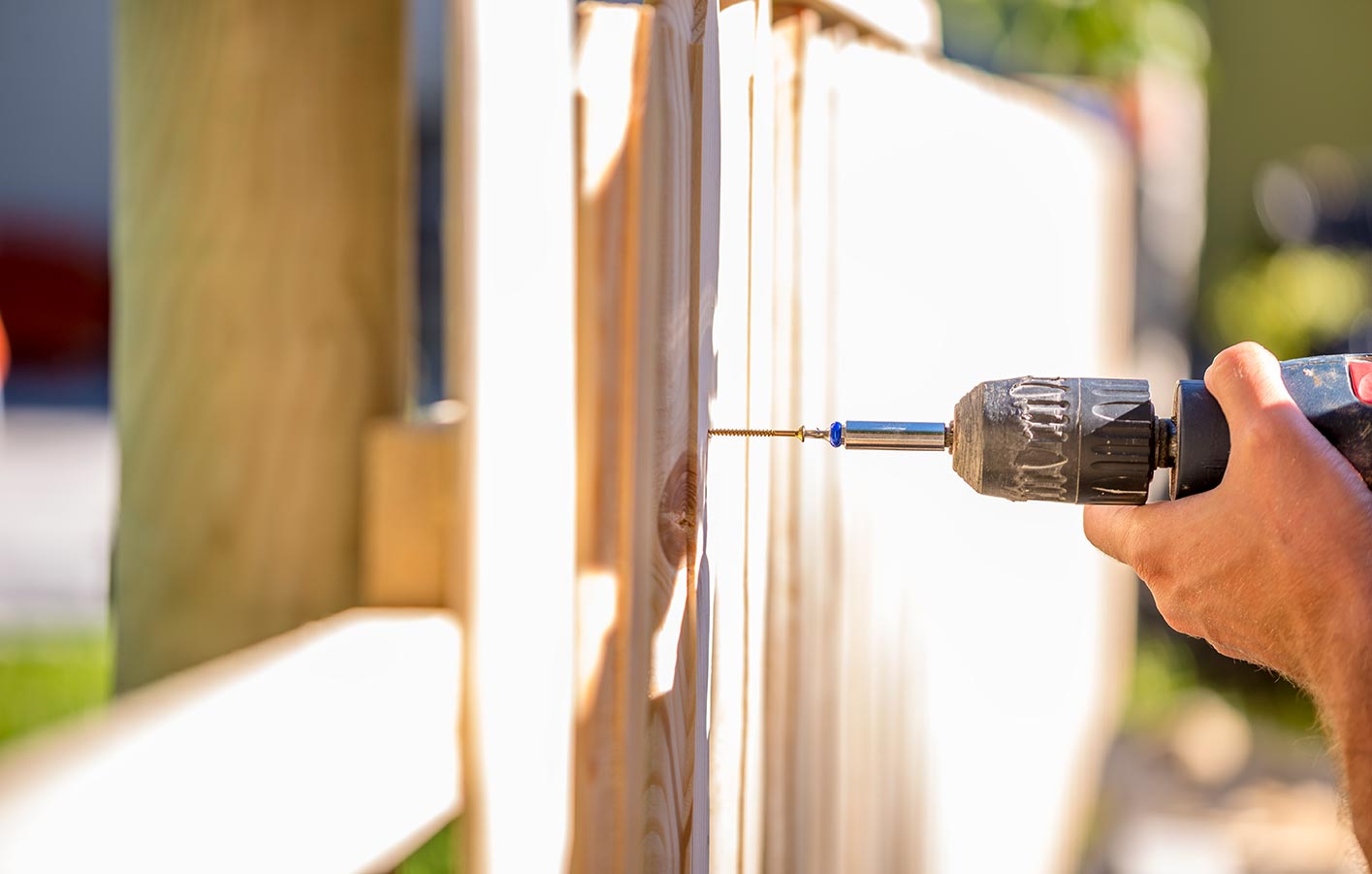 Handwerker montiert einen Holzzaun