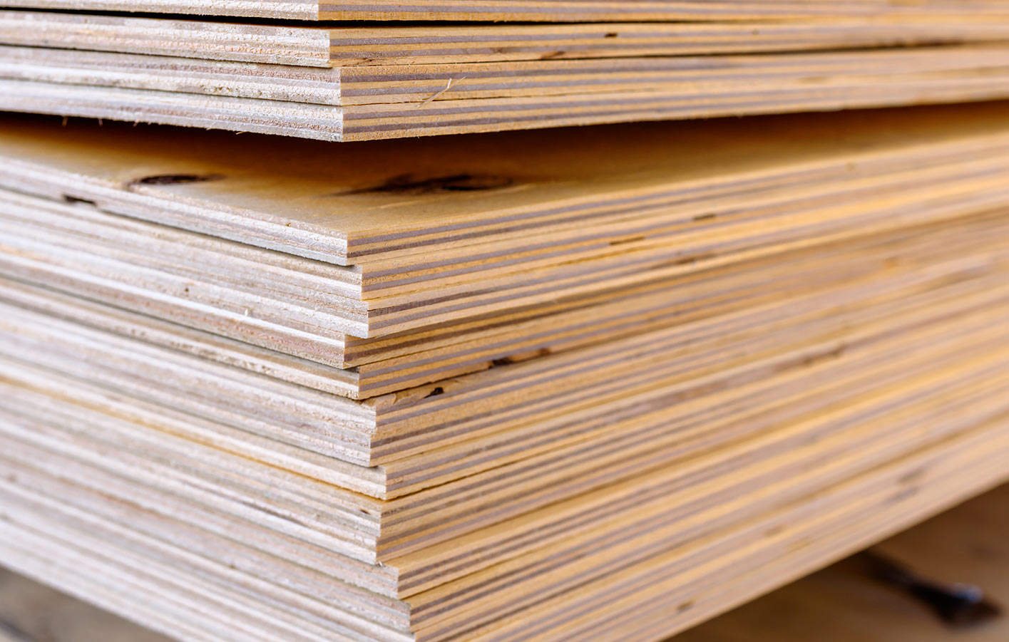Sperrholzplatten kaufen beim holzmsrkt Oetjen Ein Stapel mit Sperrholzplatten