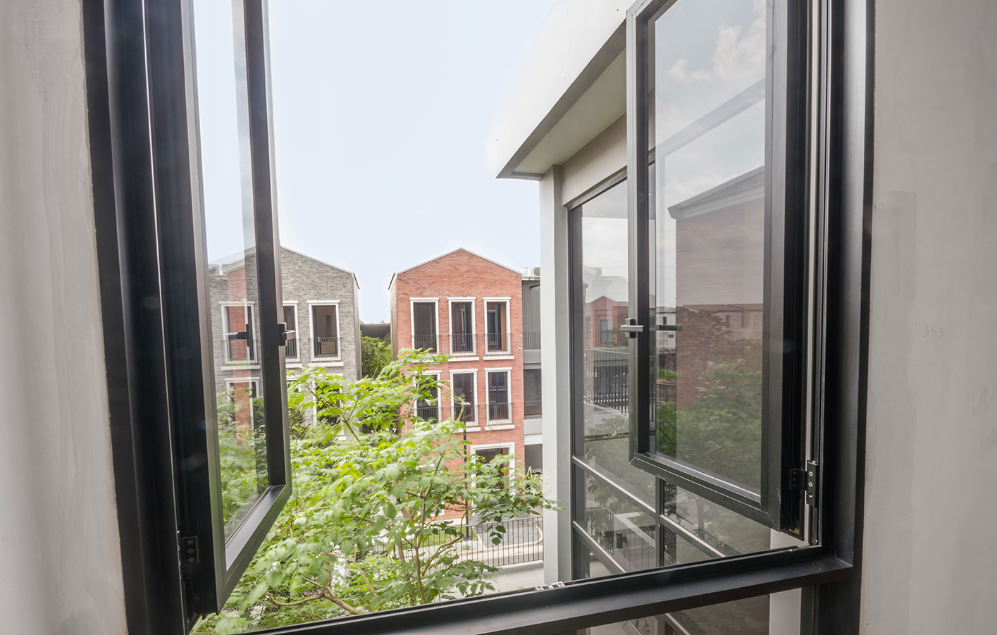 Fenster aus Alurahmen mit zwei Flügeln 