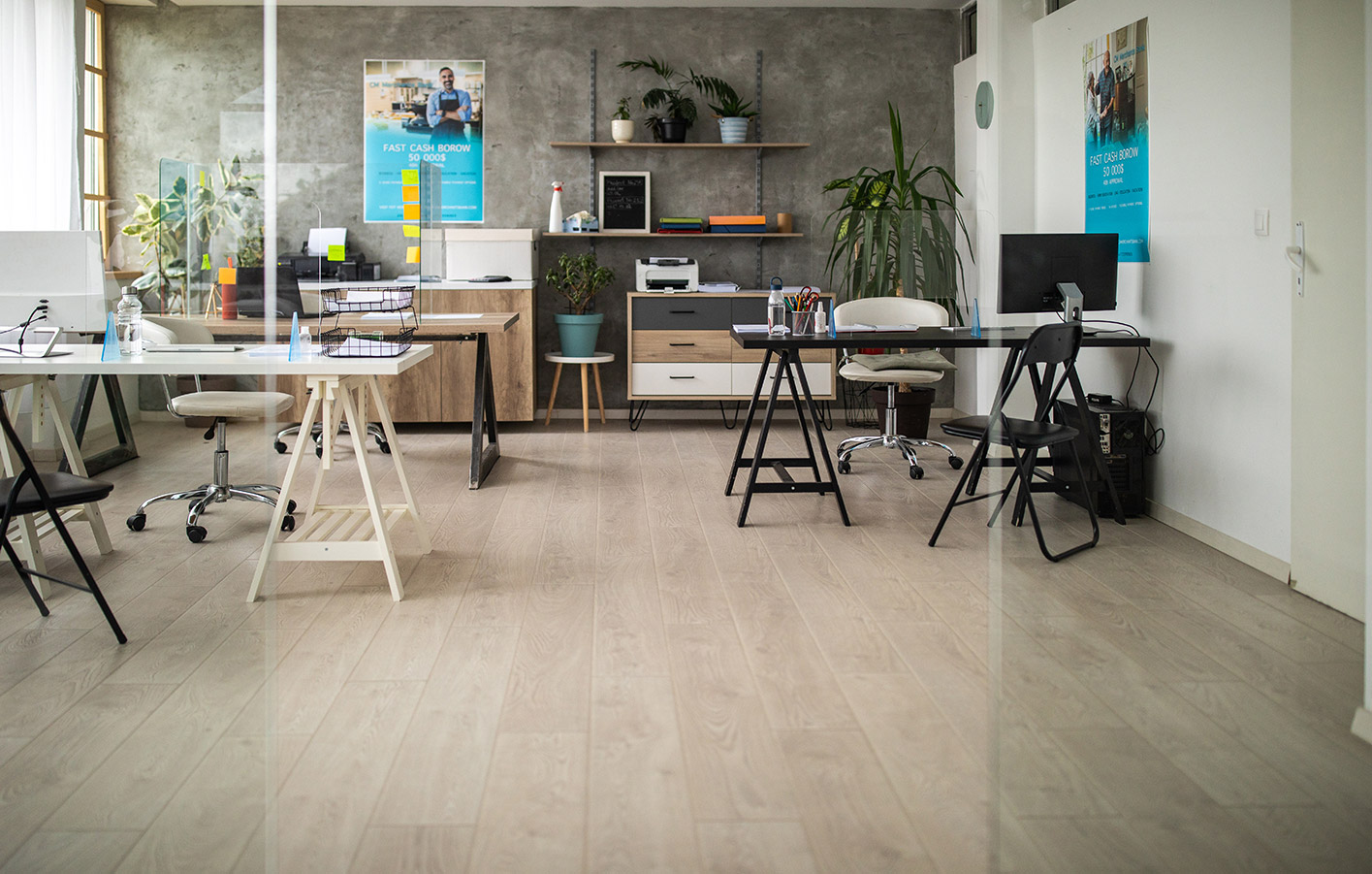 Büro mit Vinylboden in Holzoptik
