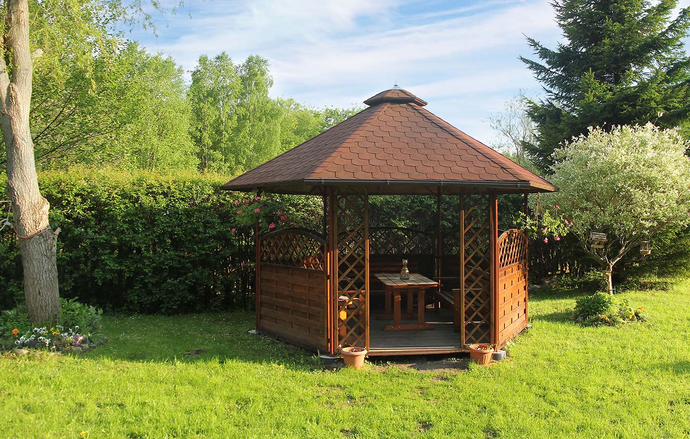 Holzpavillon im Garten