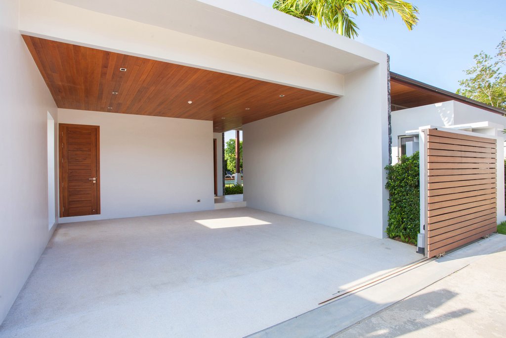 Weißes Carport mit einer Innendecke aus Echtholzpaneelen