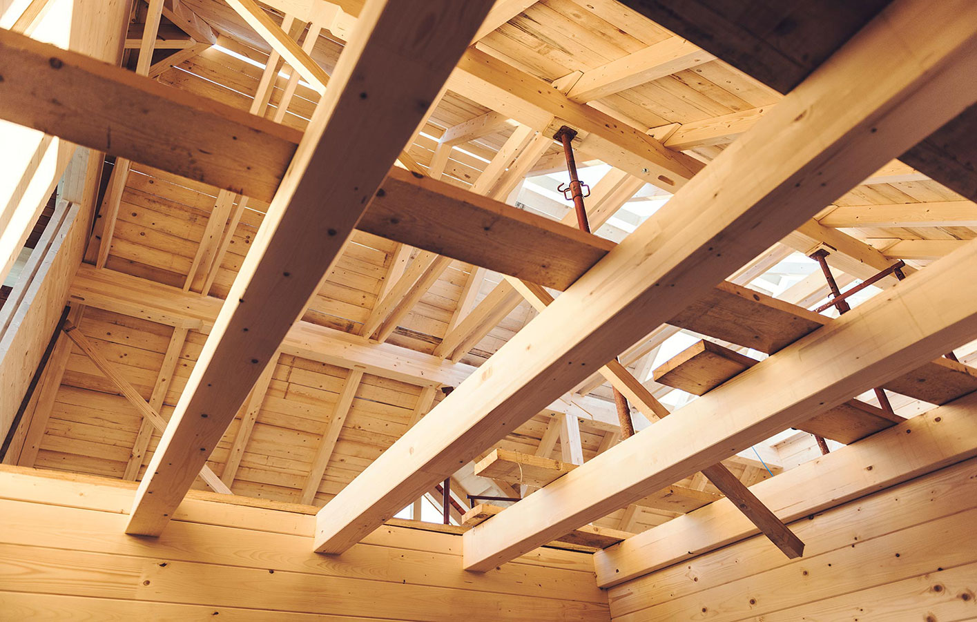 Rohbau eines Dachstuhls aus Konstruktionsvollholz und Brettschichtholz